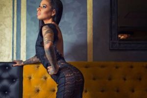 Arată DEMENȚIAL! Roxana Vancea a decis să apară într-o revistă pentru bărbaţi - Galerie FOTO