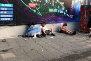 FOTO: Când eşti prea obosit la Untold şi vrei să stai până termină Armin