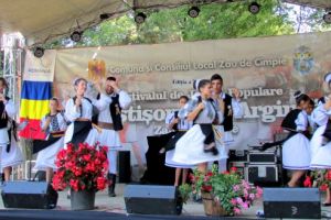 Cântec, joc şi voie bună la cea de a X-a ediţie a Festivalului de jocuri populare „Peştişorul de argint”