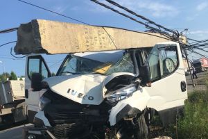 Accident la Bistriţa: O autoutilitară a  rupt un stâlp de electricitate (FOTO)