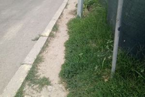 Trotuarele de pe bulevardul Aurel Vlaicu sunt impracticabile. Un constantean, suparat rau de tot pe Confort Urban SRL