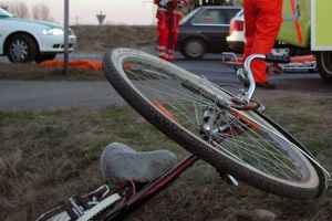 Biciclist beat criţă, rănit în accident