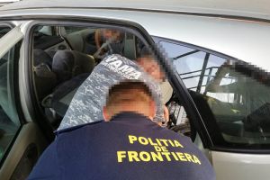 FOTO. Tupeul unui şofer în Vama Halmeu. Poliţiştii l-au pus imediat la punct
