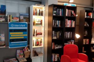 Pasagerii încântaţi că pot să citească în avion cărţi din aeroport la Sibiu