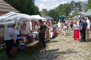 Număr record de vizitatori la Târgul meşterilor populari organizat la Muzeul Satului Bucovinean