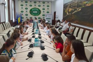 Peste 36 de elevi de etnie română din Ucraina participă la o tabără de creaţie în ...