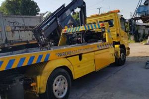 Primăria începe să ridice maşinile staţionate neregulamentar şi pe cele abandonate pe domeniul public