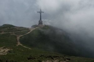 Se restaureaza monumentul Crucea comemorativa a eroilor romani, de pe varful Caraiman. Materialele, transportate pe calea aerului