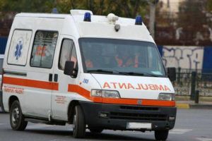 Două maşini s-au ciocnit la Praid. Una s-a răsturnat, iar şoferiţa de doar 19 ani a fost rănită