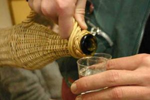 Femeie cercetată după ce i-a furat ţuica unei vecine