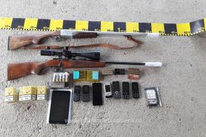 Lovitură a procurorilor DIICOT: Ţigări, droguri şi arme cu lunetă găsite la o grupare de contrabandişti de ţigări, coordonată de un fost poliţist din Paleu (FOTO)