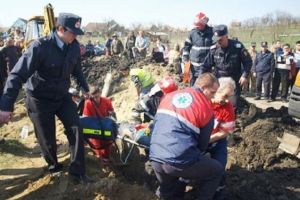 Operaţiune de salvare: Muncitor îngropat sub un mal de pământ