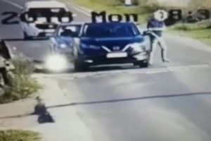 VIDEO – Ce a păţit un şofer care a oprit maşina prea aproape de calea ferată