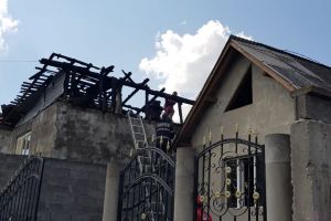 Două case, cuprinse de flăcări la Baţa (FOTO)