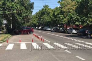 FOTO: Piloni reflectorizanţi la zebrele de pe Longinescu
