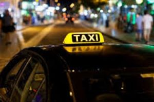 Un taximetrist a oprit de doua ori ca sa violeze o pasageră, apoi i-a părut rău şi a dus-o acasă