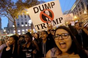 Dumb Trump: Protest anti-presedinte, in SUA. Liderul planetei e in concediu
