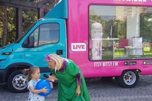 Radiomobilul Itsy Bitsy FM transmite live din cele mai faine locuri pentru copii şi părinţi 