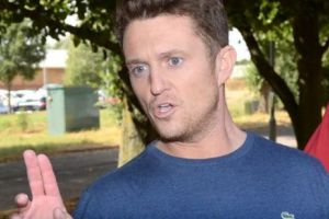 După Alex Jones a venit rândul jurnalistului-activist Tommy Robinson să fie eliminat de pe social media