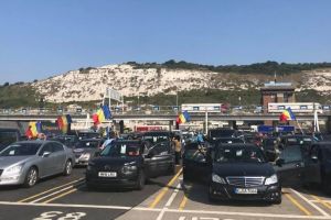 FOTO – Români din Diaspora se întorc în ţară, pentru mitingul din 10 august. ”Pit Stop” în faţa sediului PSD Sibiu