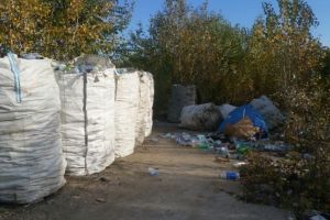 700 kg de deseuri, descoperite de poliţiştii locali pe o strada din Ploiesti