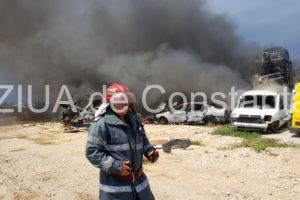 Zeci de autoturisme distruse in incendiul din parcul de dezmembrari de la Agigea. Cate ore a durat interventia pompierilor