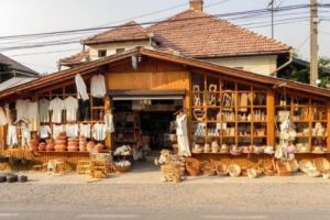 Corund, satul care stă pe un munte de sare şi pe un deal de bijuterii