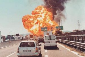 FOTO/VIDEO. Trei romani, răniţi în explozia din Bologna. Infern pe autostradă