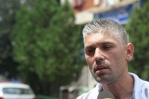 Stăpânul PLĂCUȚELOR cu mesaj anti-PSD face plângere pentru discriminare. CINE l-a JIGNIT pe şofer
