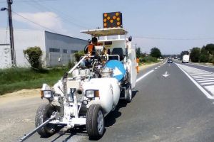Se aplică marcaje rutiere pe DN2, la Răcăciuni