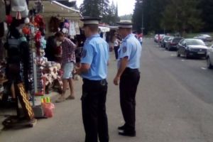 O femeie care facea parte dint-o bandă de hoţi, prinsă la furat în Poiană