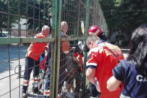 Interventie dificila la un loc de joaca. Un copil a ramas blocat intr-un gard metalic. O bucata de fier i s-a infipt in cap (galerie foto)