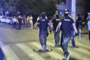 Scandal la Bocşa. Romii au scos cuţitele şi s-au înjunghiar în parcarea unui supermarket