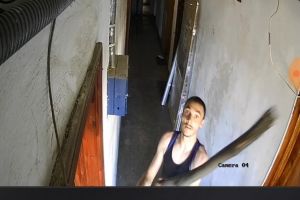 Poliţia Suceava s-a autosesizat în cazul camerelor video distruse de indivizi înarmaţi cu bâte