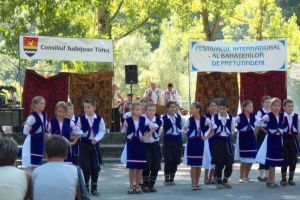 Nedeea Romanilor de Pretutindeni, in Timis: concert Vest Phoenix Cover si spectacol folcloric