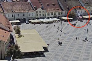 FOTO – Cad ţigle de pe o casă din Piaţa Mare. Pericol pentru pietoni