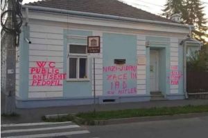 Autorul inscrisurilor antisemite de pe Casa Memoriala Elie Wiesel“, identificat de politisti. Suspectul, cercetat penal