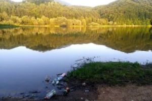 (FOTO) Frumosul Baraj Firiza, plin de gunoaie si resturi menajere. Autoritatile locale asista nepasatoare la poluarea lacului
