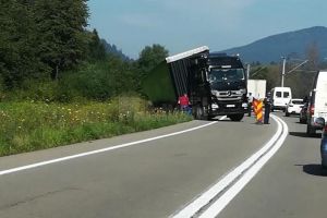 Un şofer băut s-a răsturnat cu tirul pe DN 17