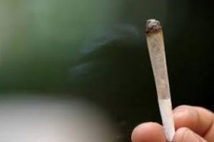 Razie pe Cetăţuie şi la Belvedere. Poliţiştii au prins doi tineri cu droguri la ei