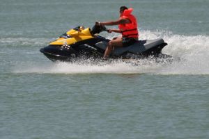 Accident pe mare, in dreptul Hotelului Rex din statiunea Mamaia. Un skijet s-a lovit de stabilopozi. Doua victime, printre care un copil  