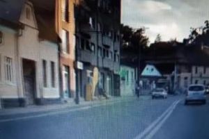 Accident LIVE! Motociclist lovit pe Moţilor, când schimba banda. Cine e de vină? - VIDEO