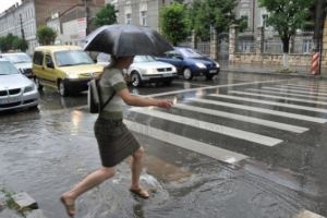 Avertizări meteo de ploi şi vijelii. Vezi zonele vizate de alerte