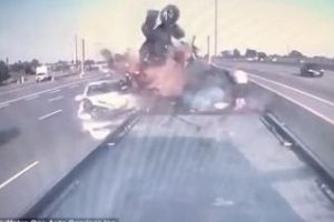 Cum a supravieţuit? A izbit frontal o maşină avariată, dar toate persoane au scăpat - VIDEO