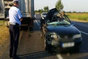 Accident la Valea Calugareasca. Un sofer neatent a intrat cu masina intr-un autoturism parcat