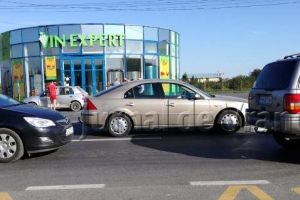 FOTO-ULTIMĂ ORĂ: Femeie rănită într-un accident pe strada Cuza Vodă