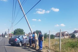 FOTO. A evitat un câine şi a intrat în stâlp. Șoferul: ,,Stăpânul câinelui să îmi plătească pagubele”
