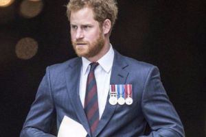 Cine ar fi crezut că prinţul Harry umblă cu pantofii GĂURIŢI? Şi nu oriunde: La NUNTA celui mai bun prieten din copilărie, Charlie van Straubenzee. Foto în articol