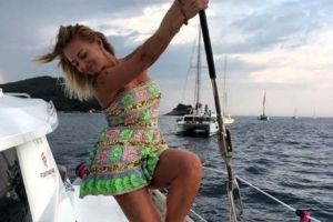 Delia a INCINS imaginaţia fanilor! Fotografii demne din FILMELE PENTRU ADULȚI din vacanţă. Ce-o fi zis Răzvan Munteanu, când a pozat-o aşa - FOTO INCENDIAR