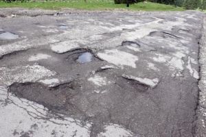 Drumul judeţean 703F, care duce spre comuna Runcu a devenit PERICOL PUBLIC!